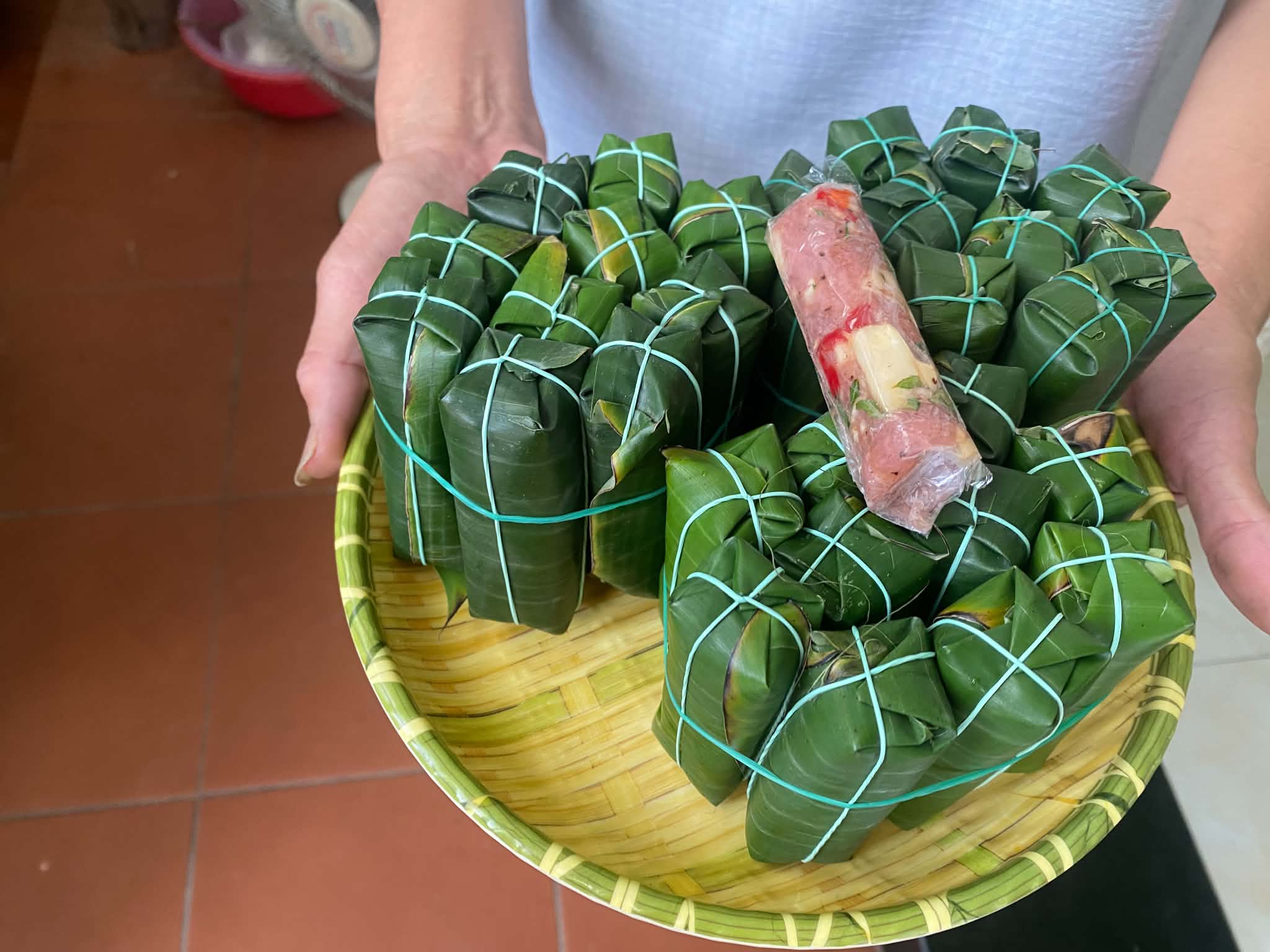 Mẹt nem chua Thanh Hóa: cọc nem gói lá chuối và chiếc nem đã bóc